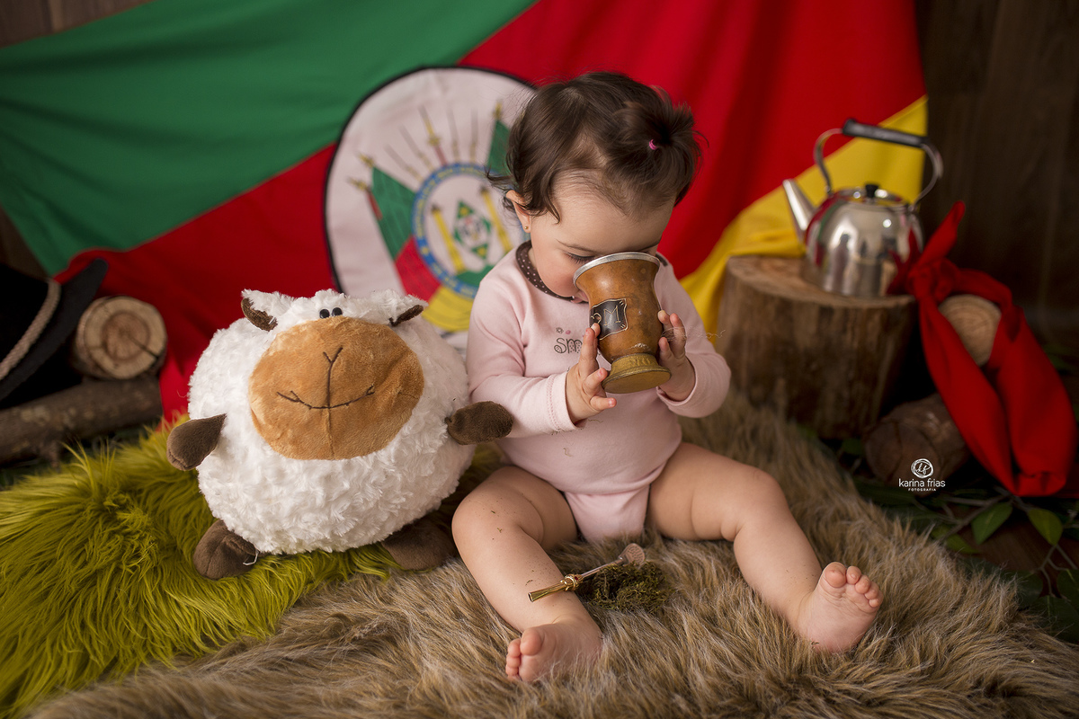 a bebe toma o chimarrão na sessão infantil