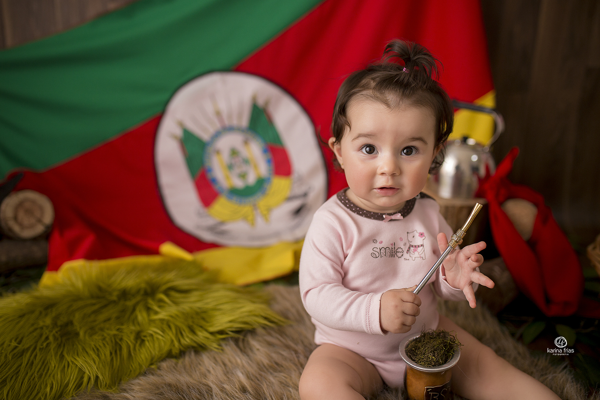 a criança olha para a fotografa de familia de caxias do sul, karina frias