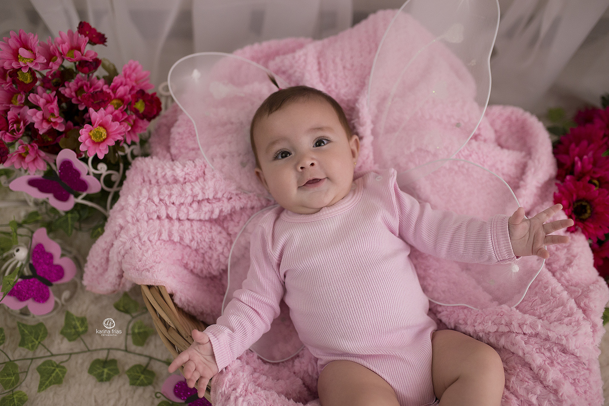 no ensaio infantil deitamos a bebe no cenario