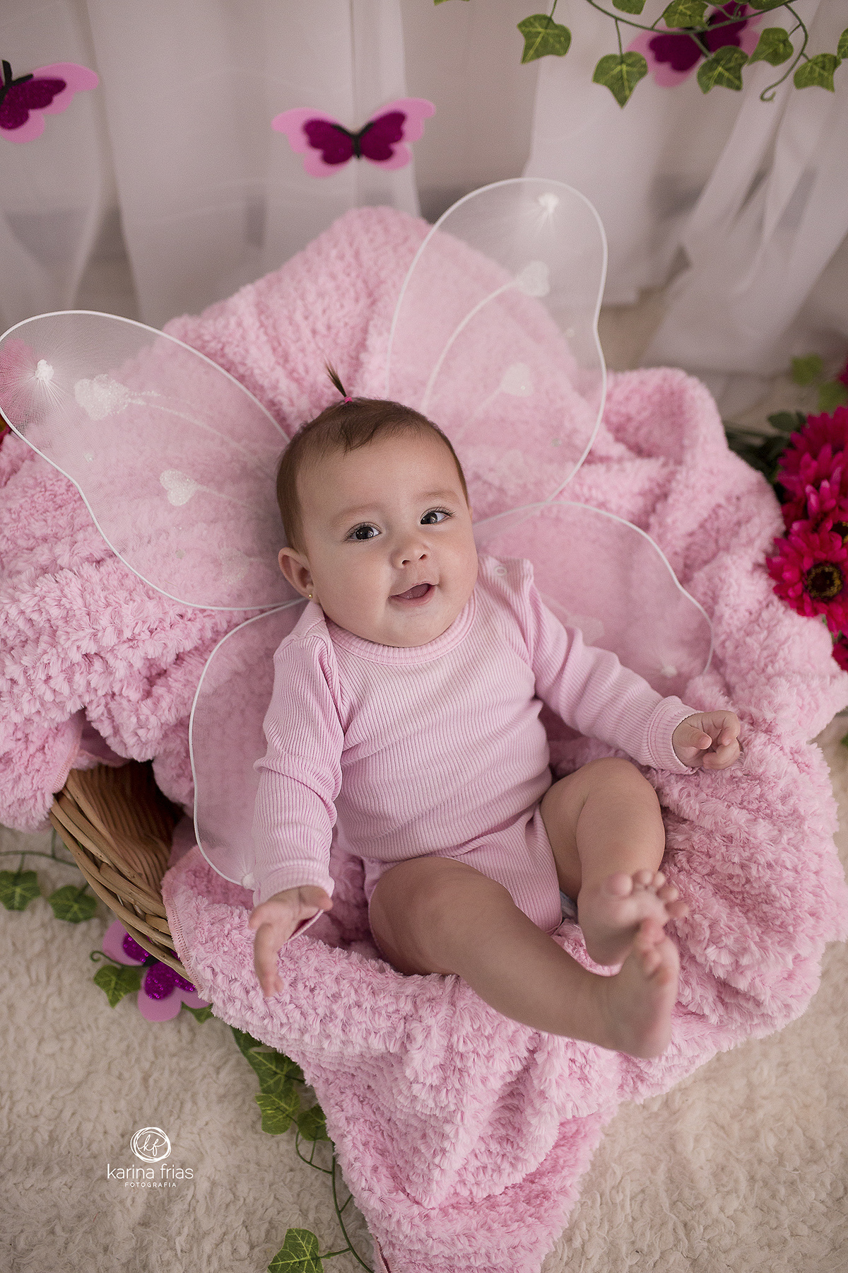 a bebe esta vestida de borboleta