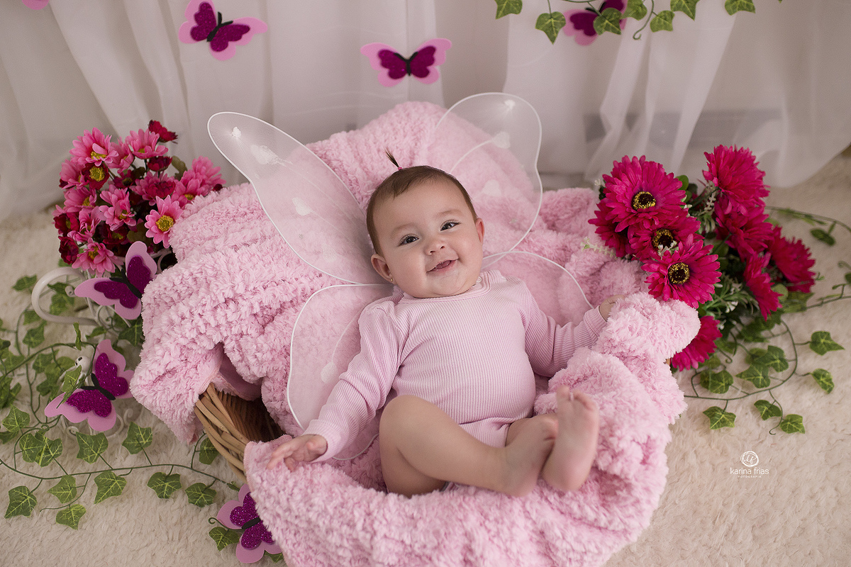 a bebe sorri durante sessão infantil no estudio
