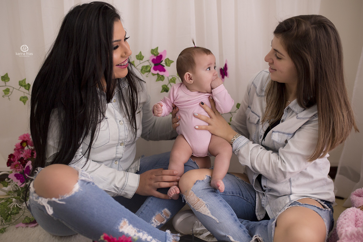 a mae e a dinda brincam com a menina