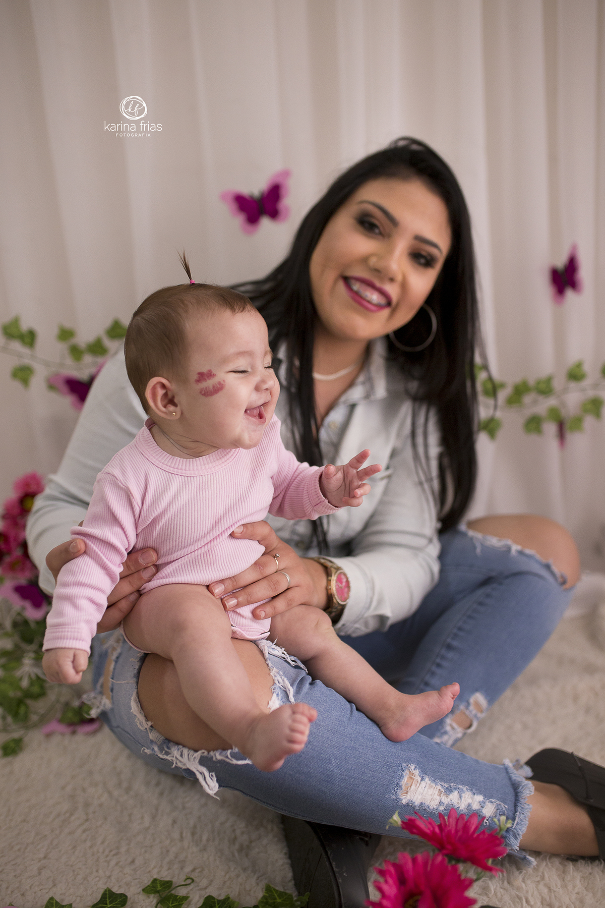 a criança se diverte no colo da mãe