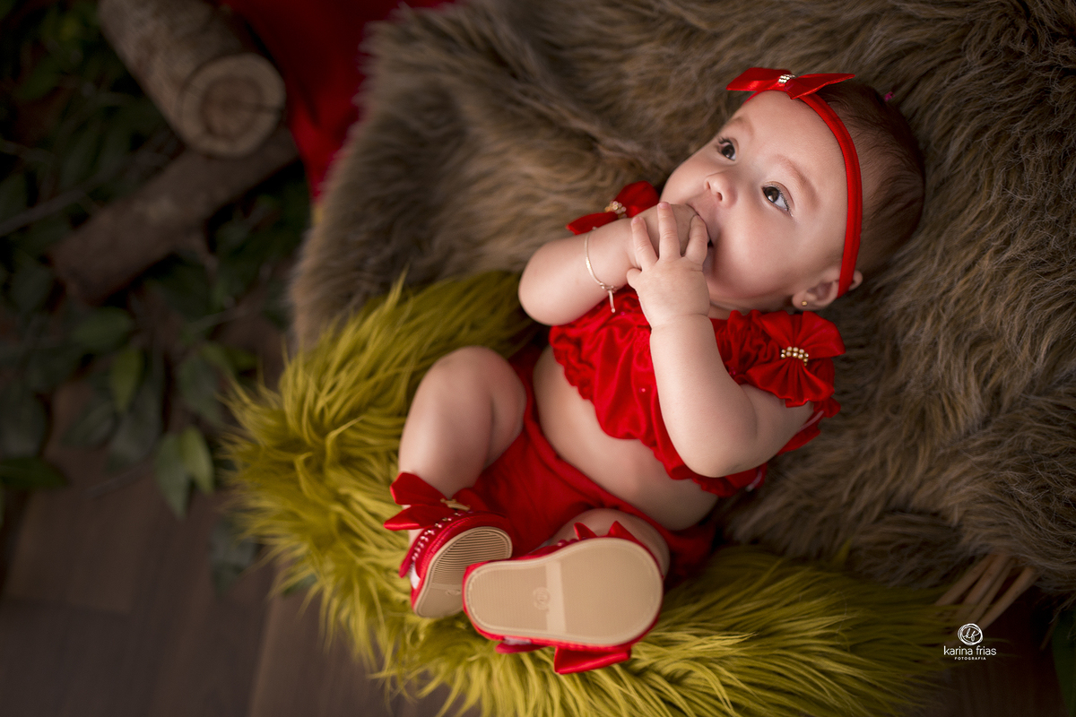 no ensaio infantil a menina poe as maos na boca