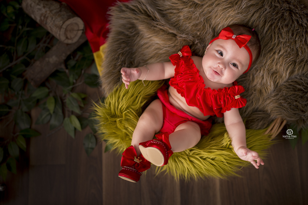 a menina posa para as fotos no estudio