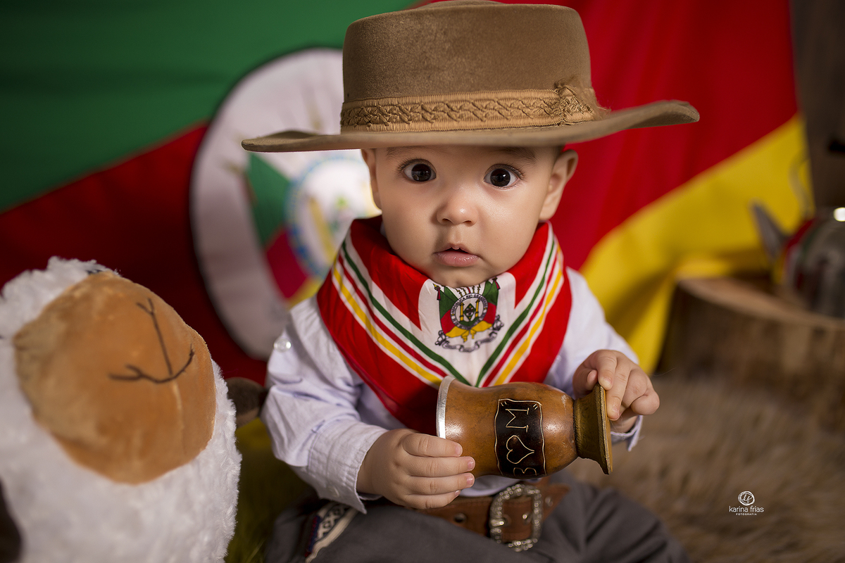 a criança brinca com a cuia de chimarrao na sessão