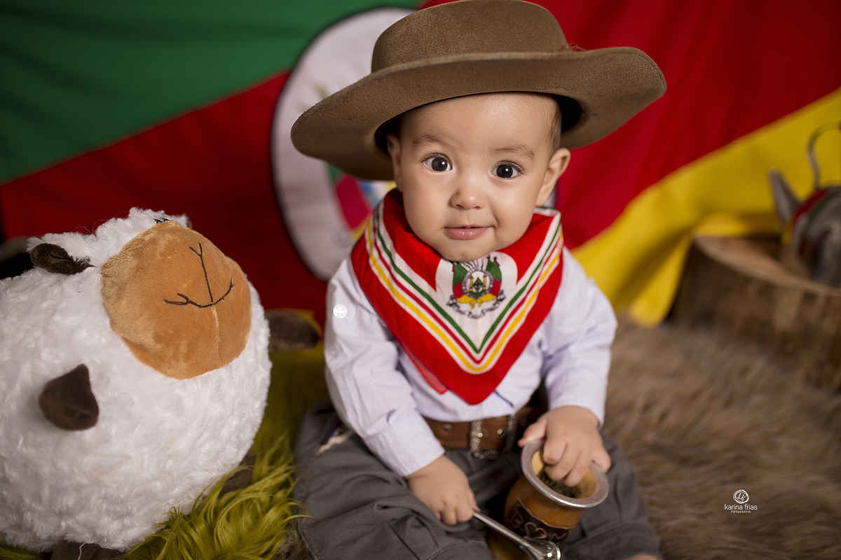 o bebe sorri para a fotografa de familia de caxias do sul, karina frias