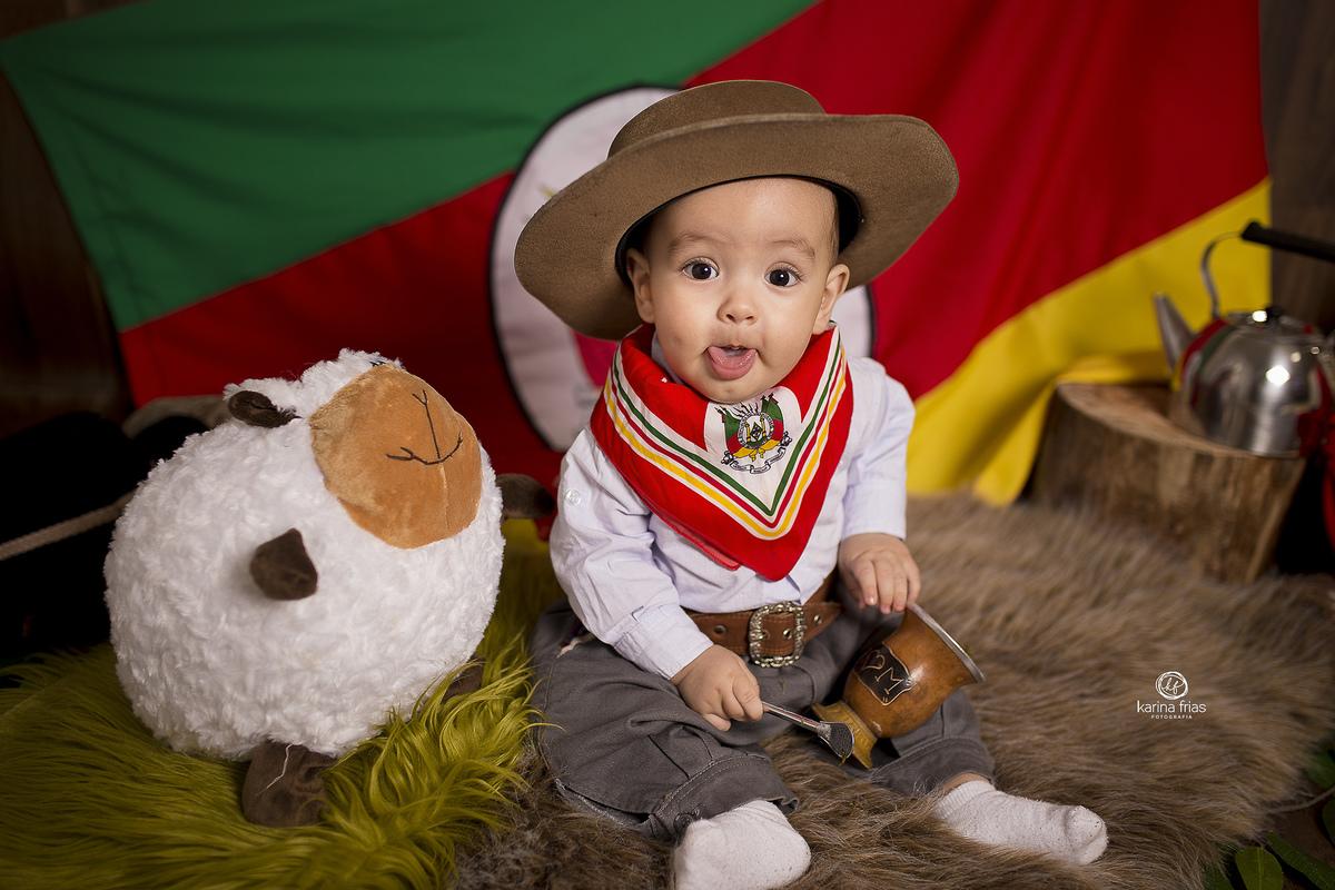 o bebe mostra a lingua durante sessão de fotos