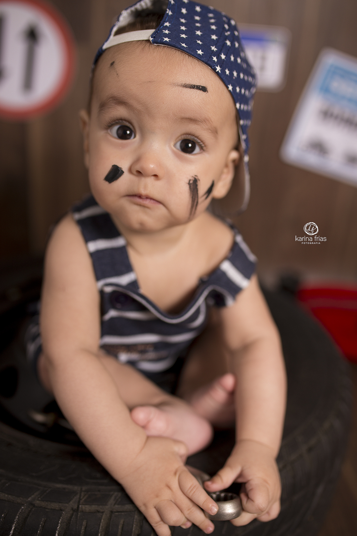 o bebe sujo de graxa olha para a fotografa de familia de caxias do sul, karina frias