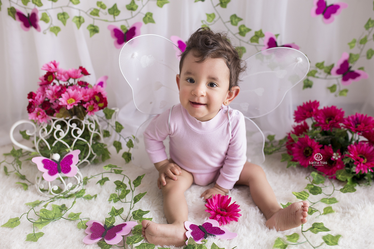 no acompanhamento de 11 meses a bebe esta vestida de borboleta