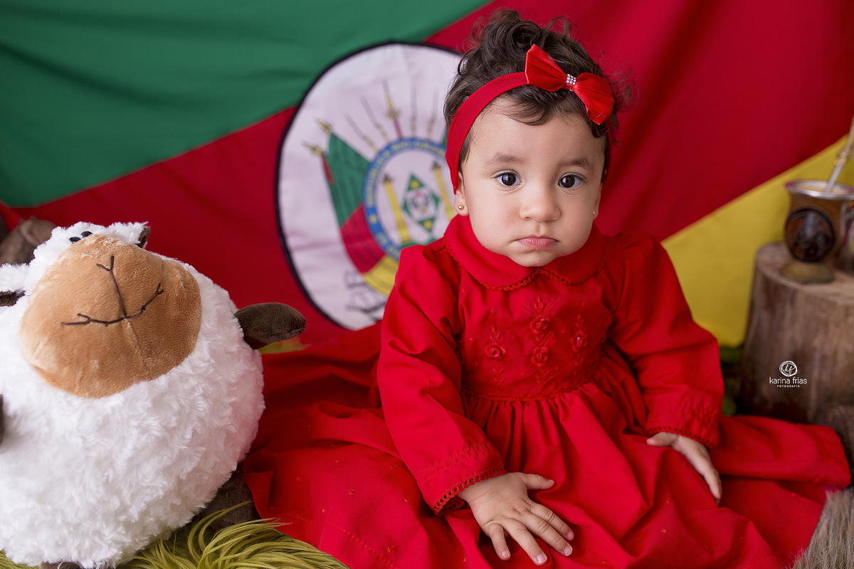 a criança olha para a fotografa de familia de caxias do sul, karina frias