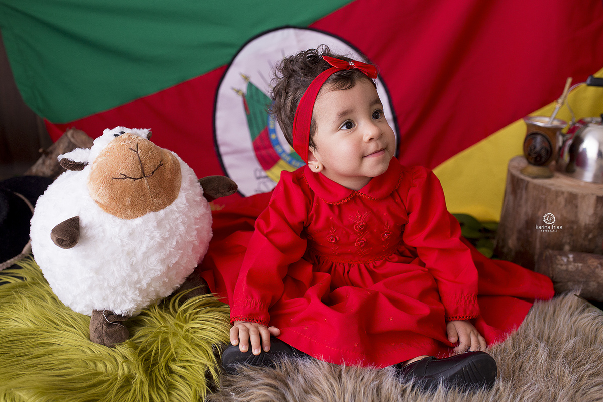 no ensaio infantil utilizamos a semana farroupilha como tema