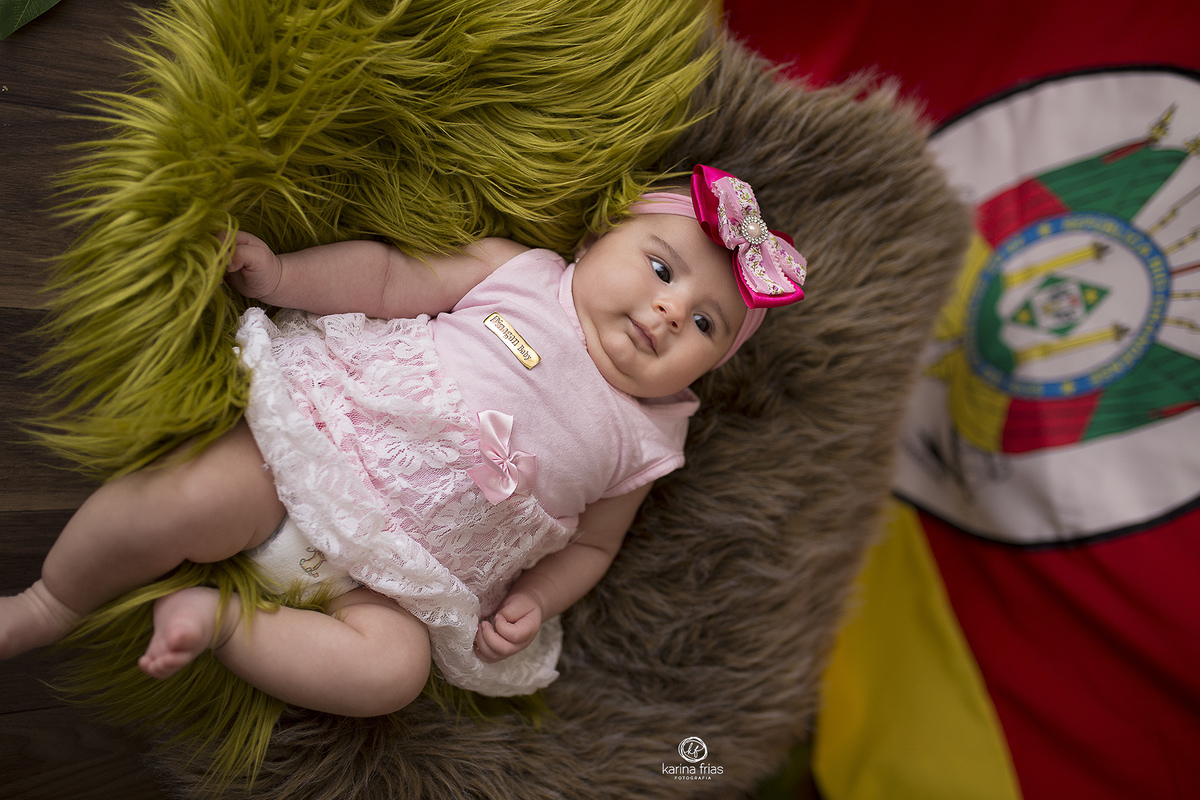 a bebe esta deitada no cenario de gaucho