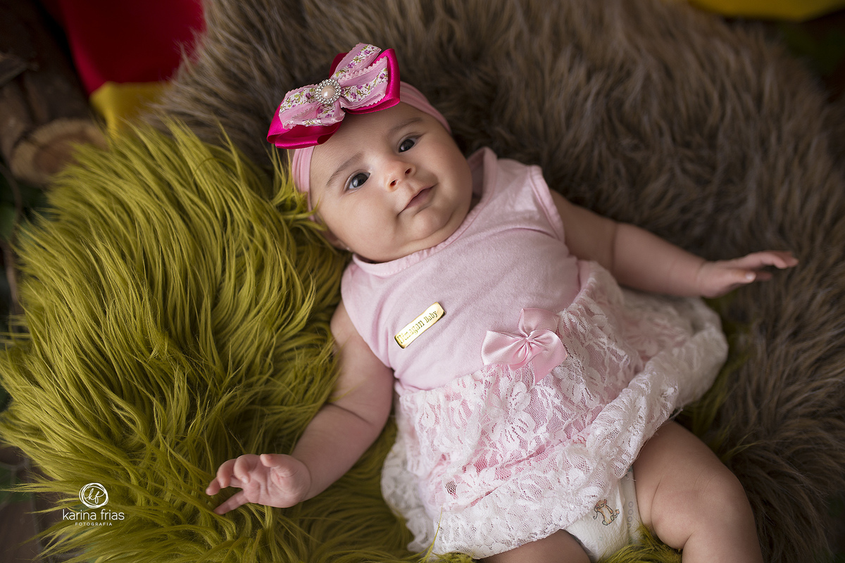 no acompanhamento mensal a bebe sorri para a camera