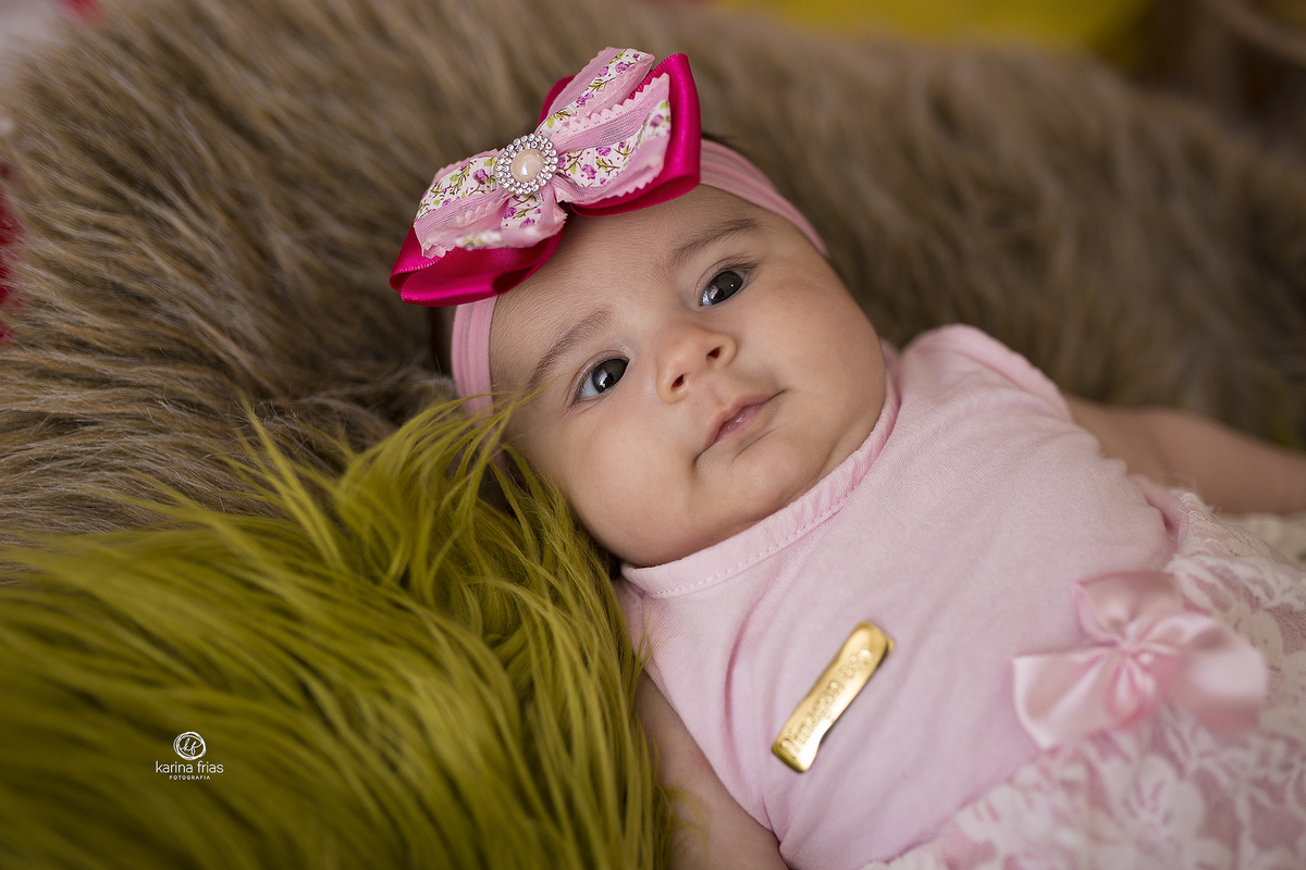 a bebe olha para a fotografa de familia de caxias do sul, karina frias