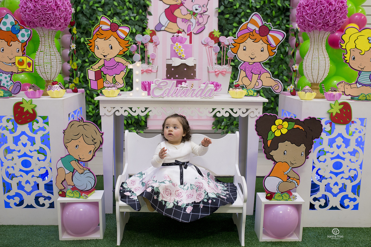 no aniversario infantil, fazemos foto da bebe na mesa