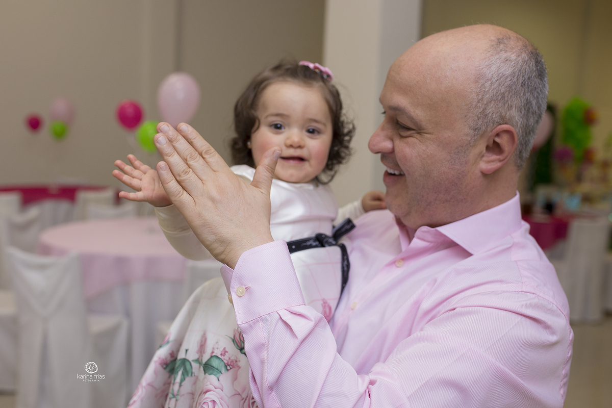 o pai brinca com a filha durante festa infantil