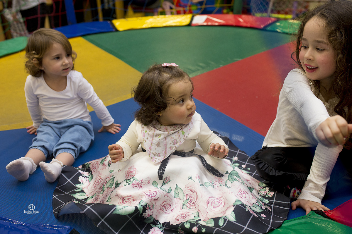 com as amigas, a bebe esta na cama elastica