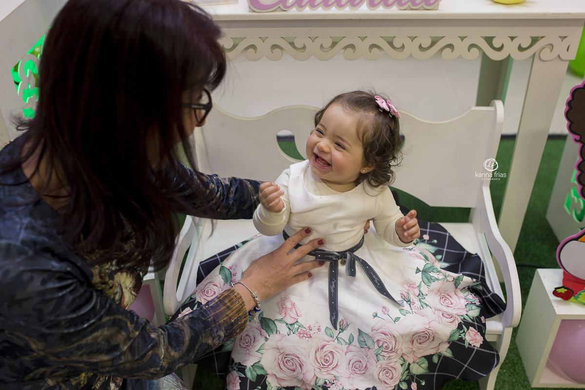 a bebe sorri para a moça