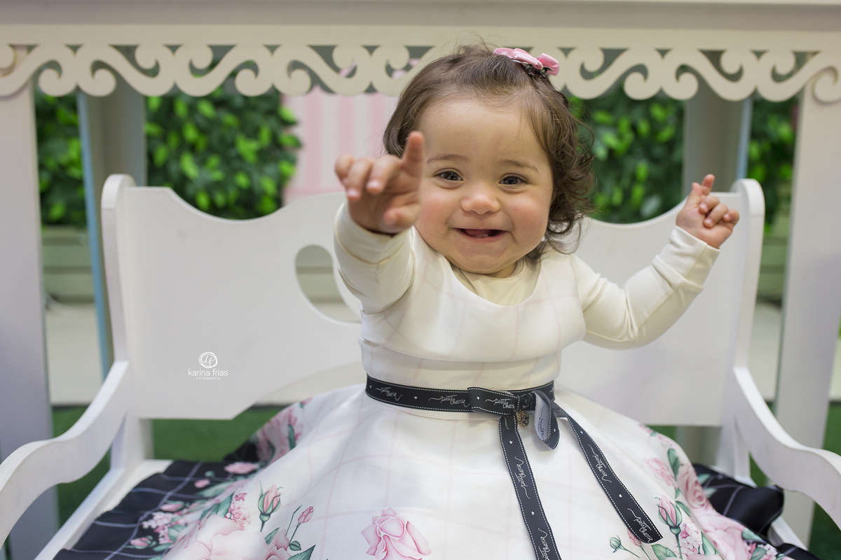 no aniversario infantil a bebe olha para a fotografa de caxias do sul