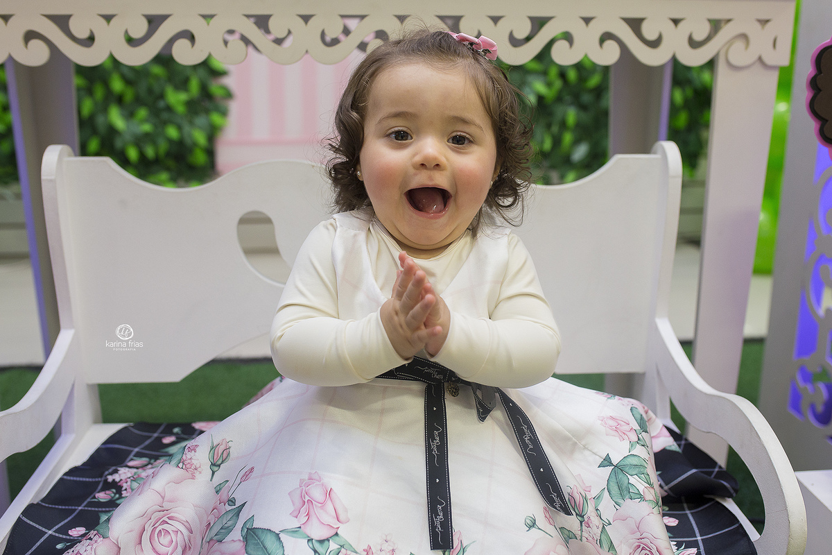 a bebe bate palmas em sua festa de aniver