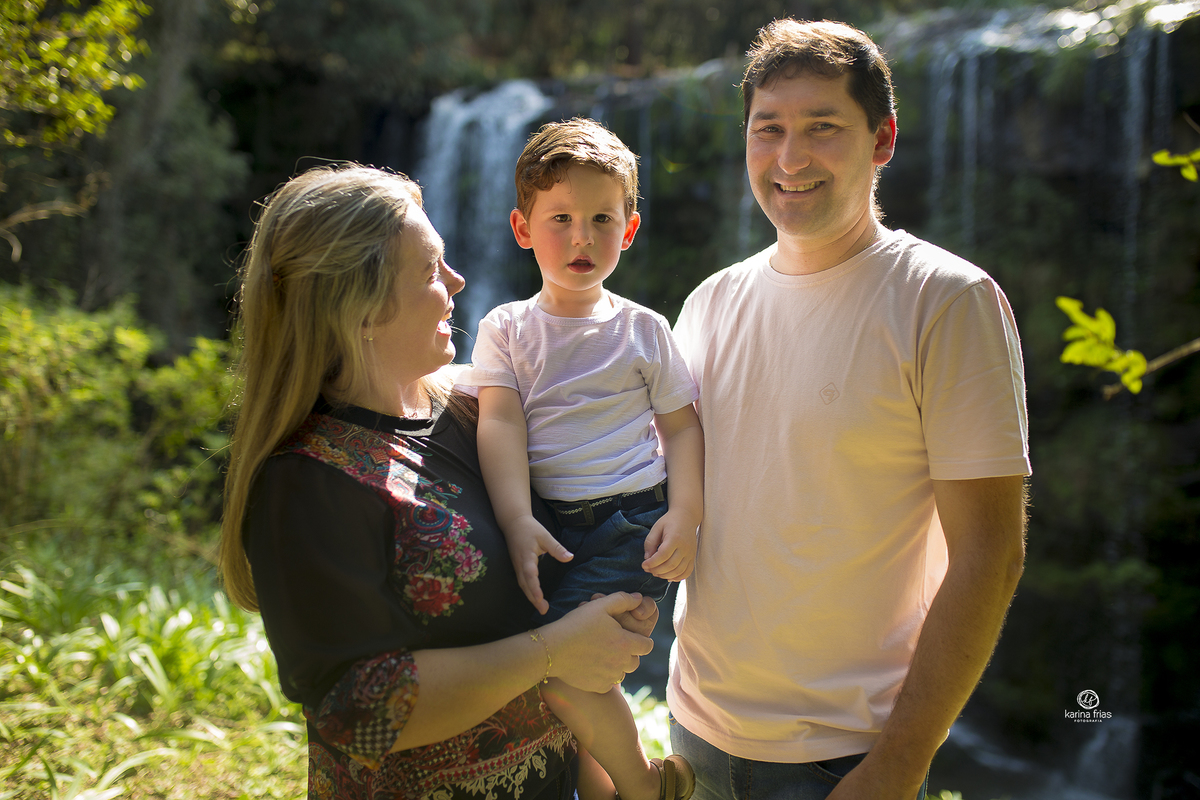 a familia sorri para a fotografa de familia de caxias do sul-rs