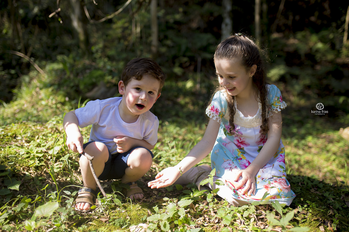 as crianças brincam durante a sessão de fotos