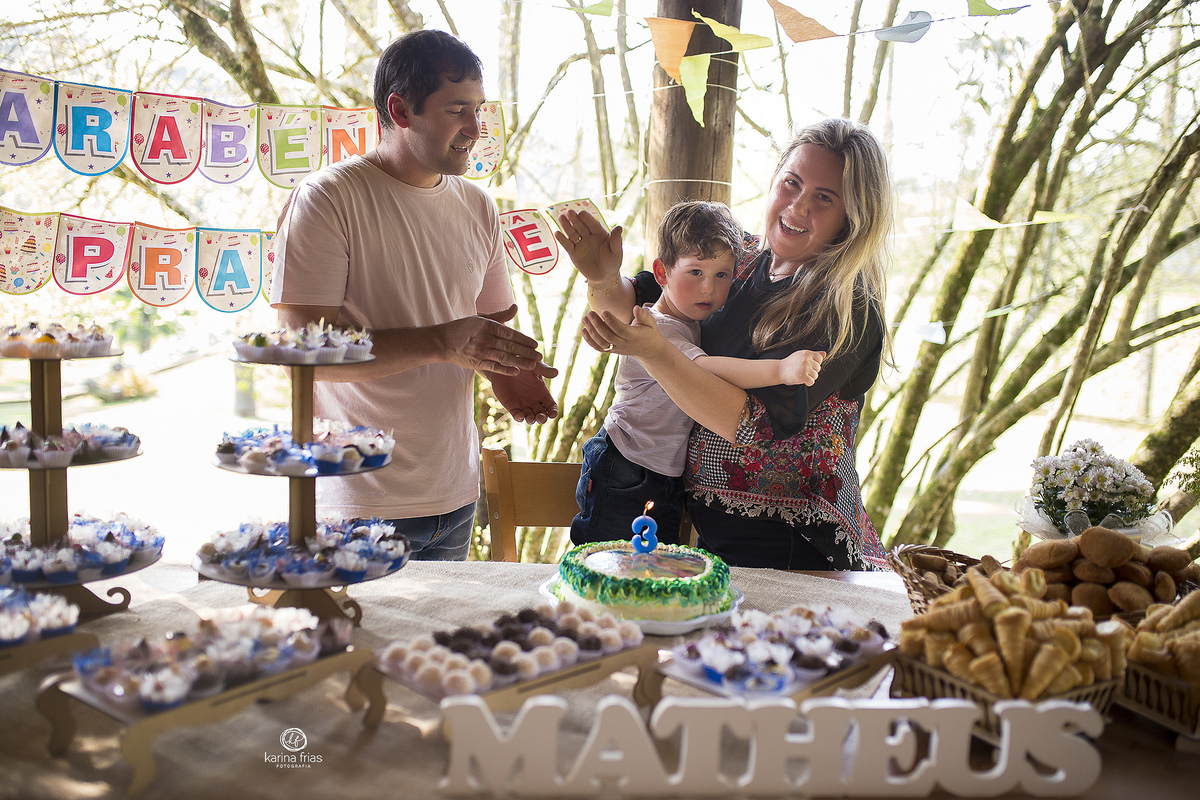 todos cantam parabens para a criança