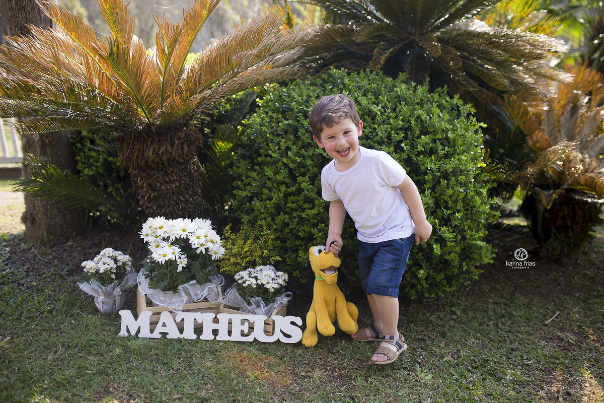 no ensaio infantil, a criança brinca com seu ursinho