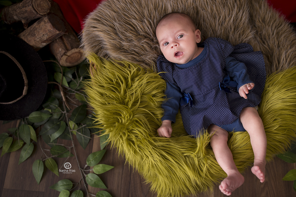 a bebe olha para a fotografa de familia, karina frias