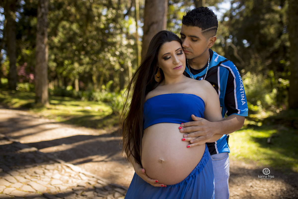 os pais ficam aconchegados no ensaio externo