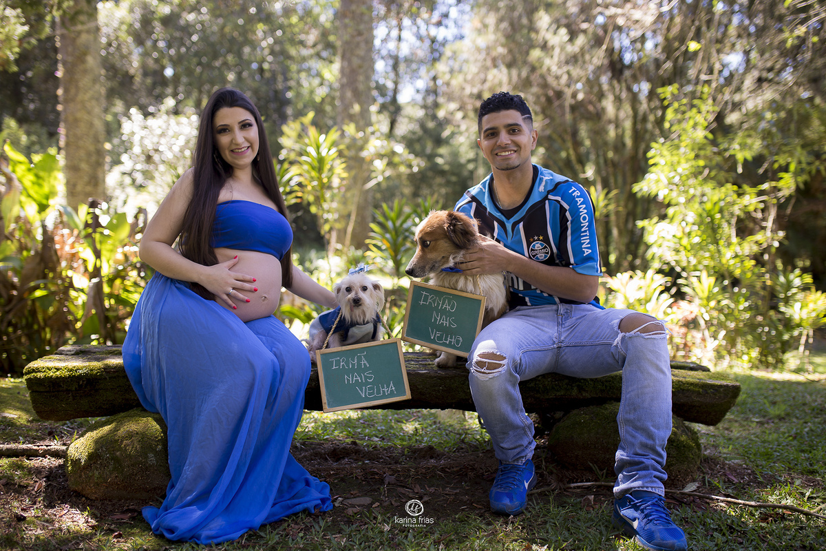 no ensaio de gestante os clientes levaram seus pets para as fotos
