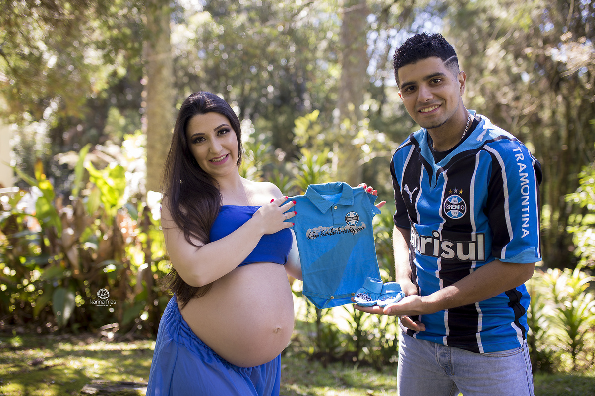 os pais gremistas levaram acessorios para a sessão externa de gestante