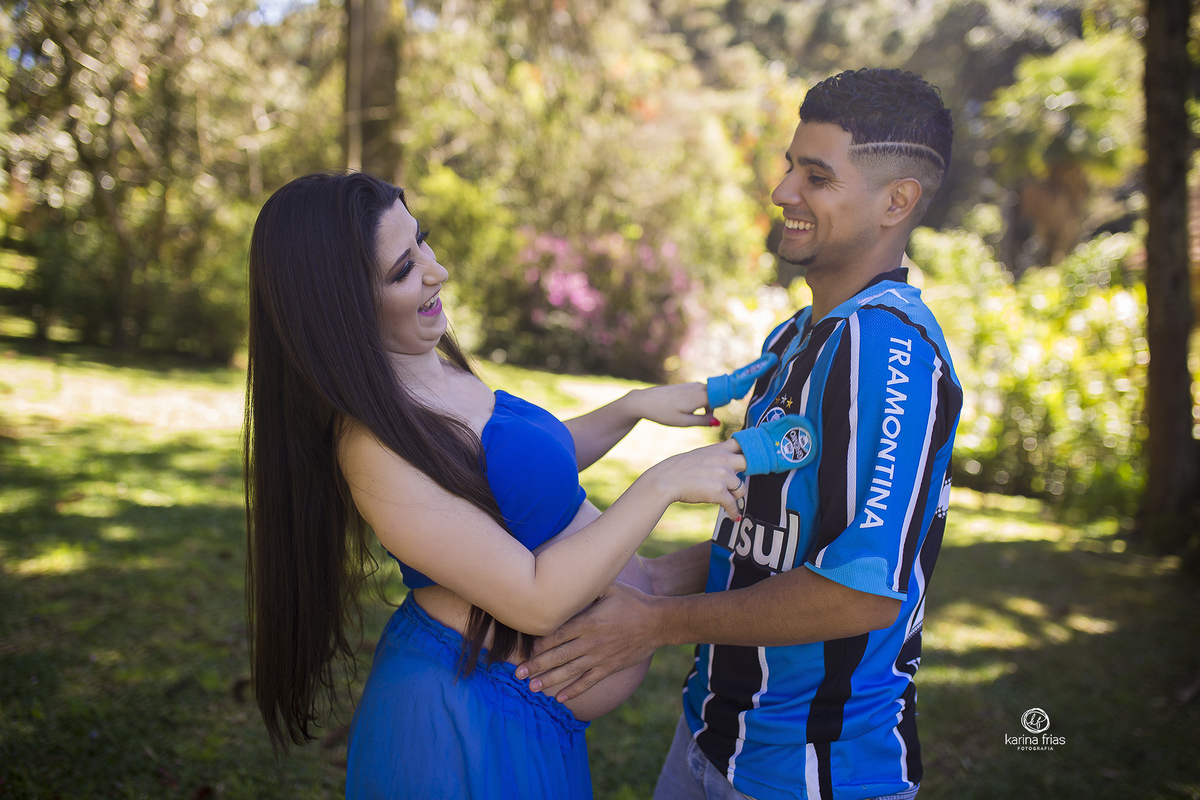 os pais brincam enquanto a fotografa de familia de caxias do sul registra o momento.