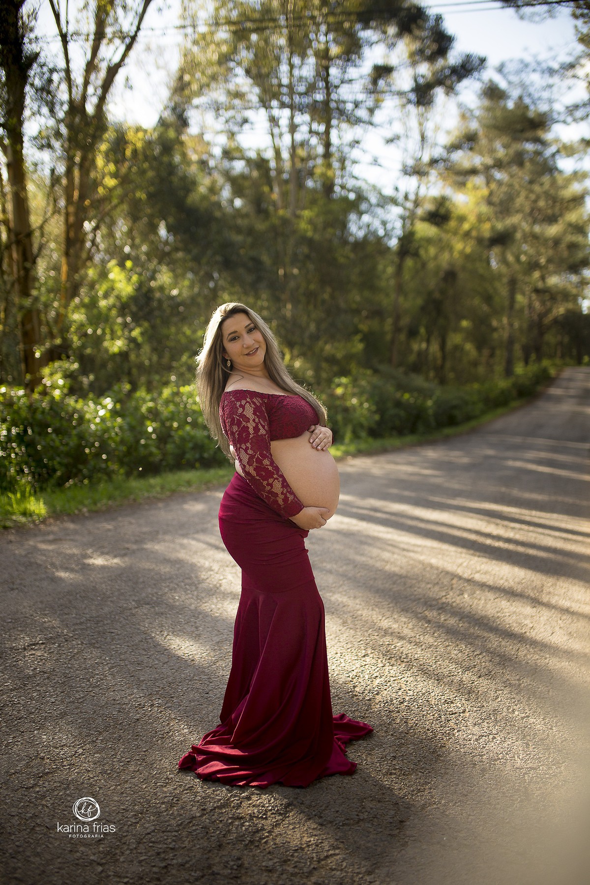 no ensaio externo de gestante, a modelo posa para a fotografa de caxias do sul, karina frias