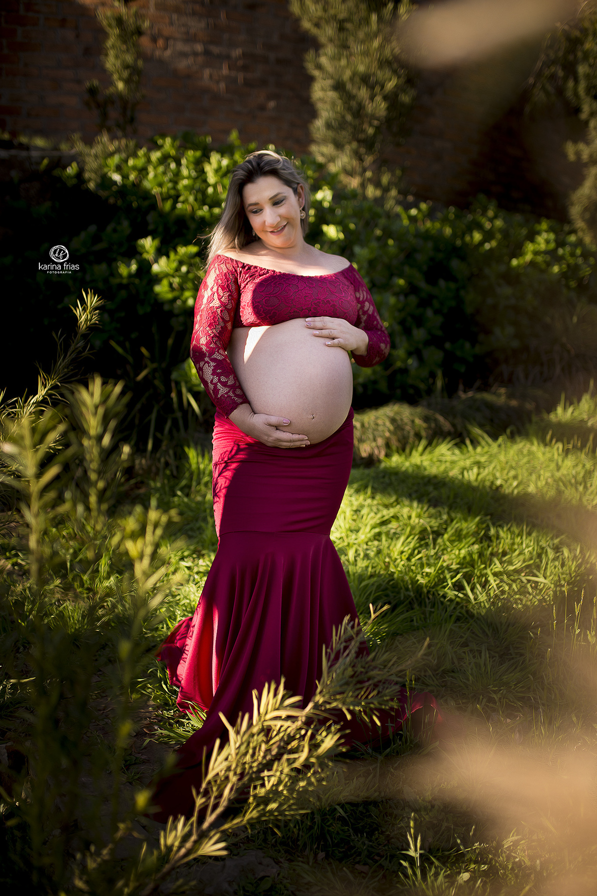 a gestante esta em meio a natureza para seu book