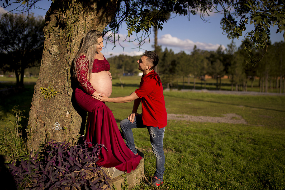 os pais se olham durante ensaio de gestante
