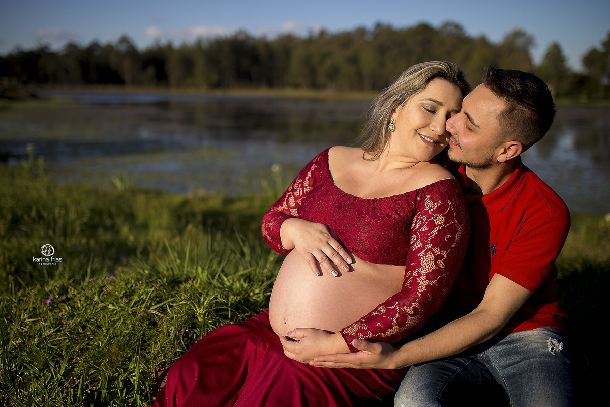os pais se aconchegam durante ensaio externo