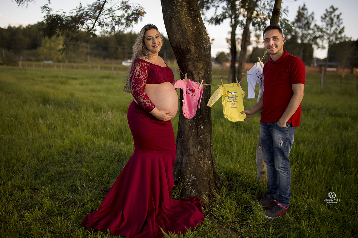 no ensaio de gestante externo, levamos roupinhas como acessorios