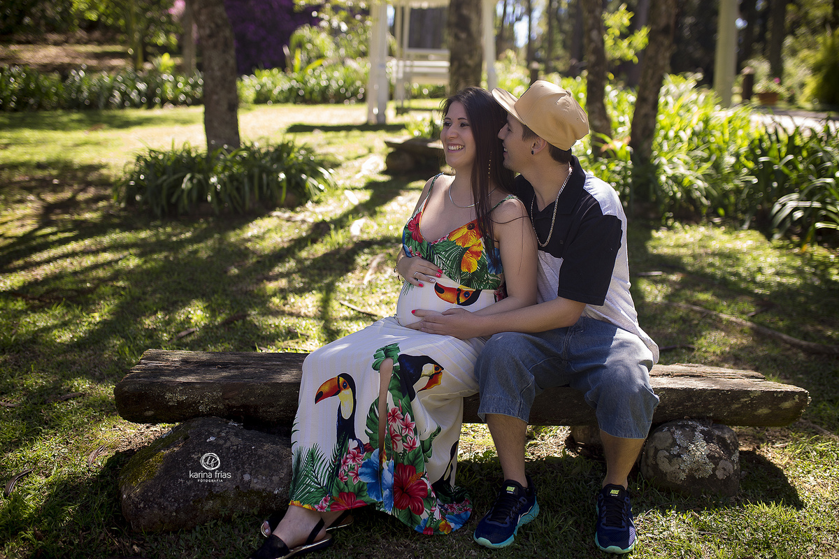 os pais brincam durante ensaio externo de gestante