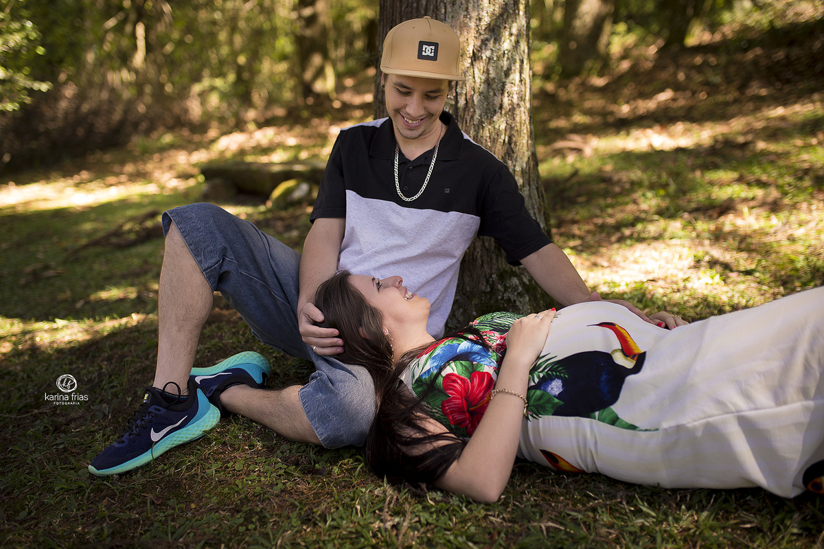 a mae deita no colo do pai para as fotos de gravidez