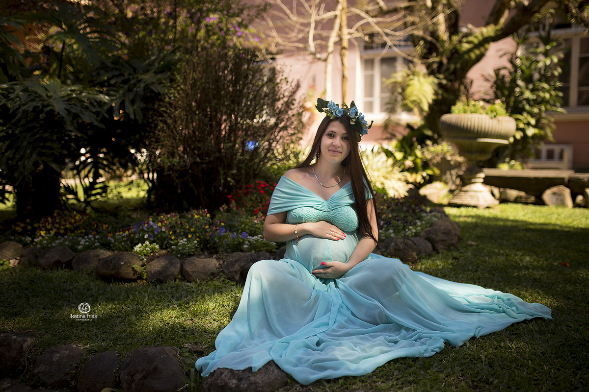 a mae esta sentada no meio do jardim de hotel de caxias do sul