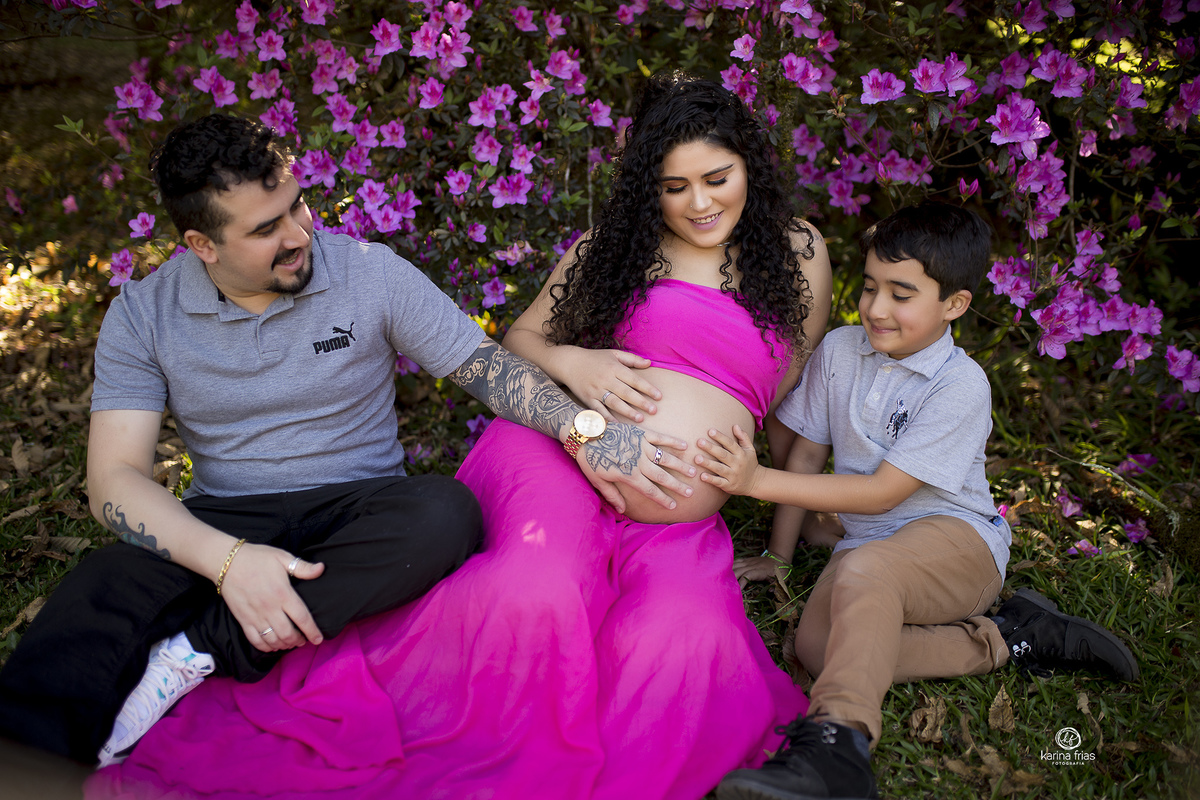 o pai e o mano colocam a mao na barriga da mamae