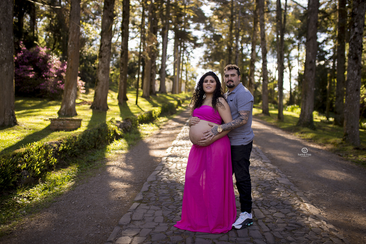 os pais se abraçam para as fotos externas