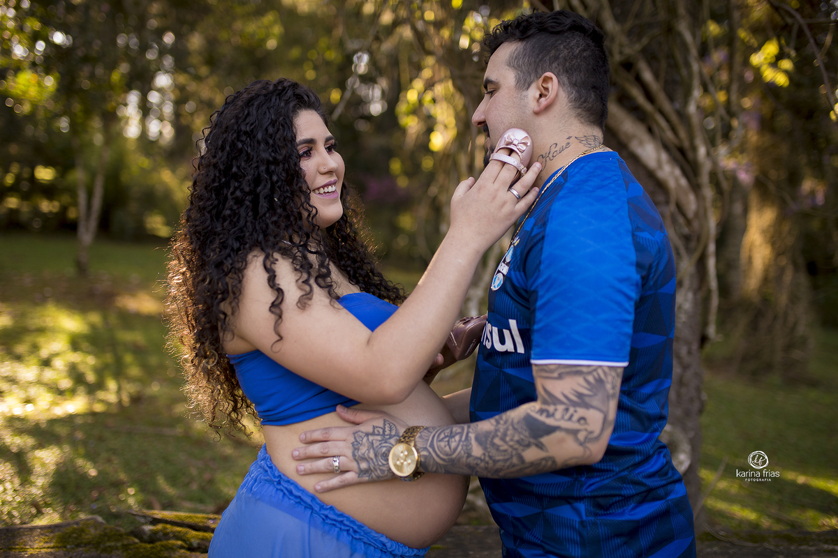 a mae faz carinho para o pai no ensaio externo