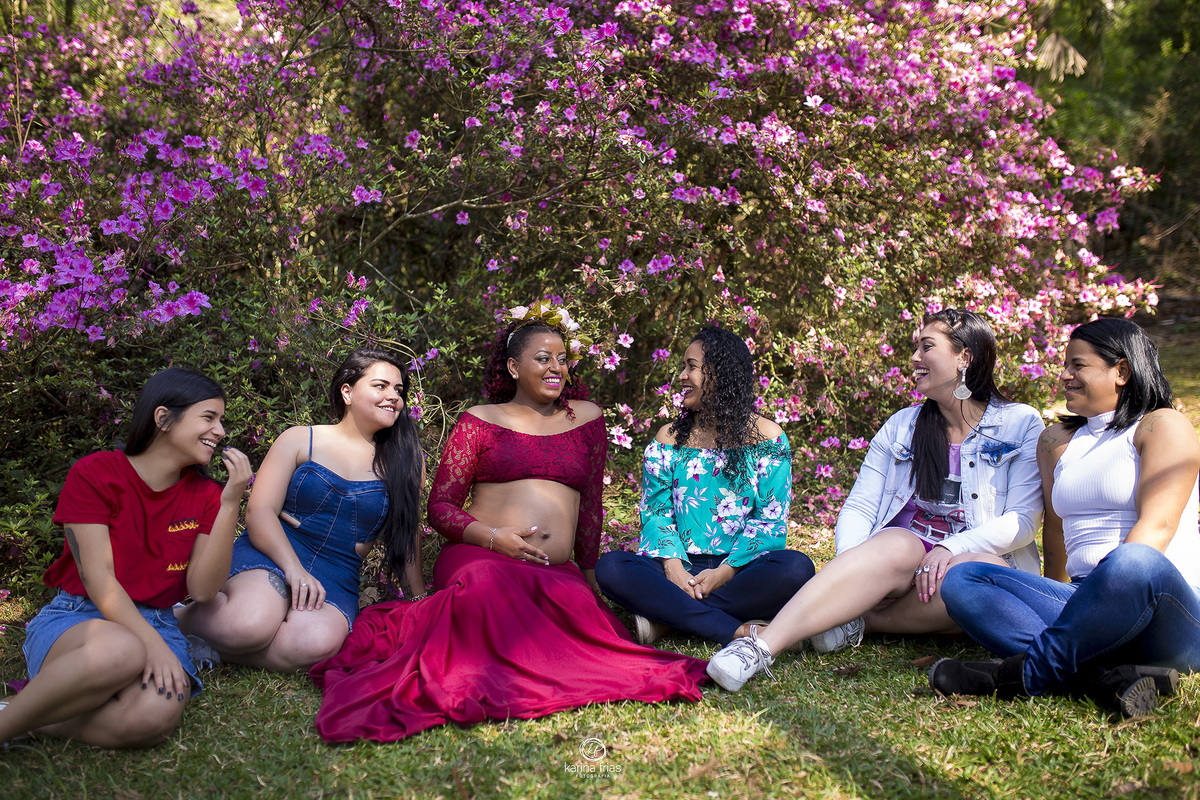 as madrinhas participaram do ensaio de gestante