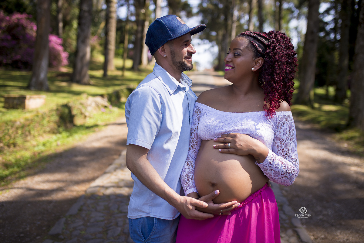 os paios se olham durante as fotos da gravidez