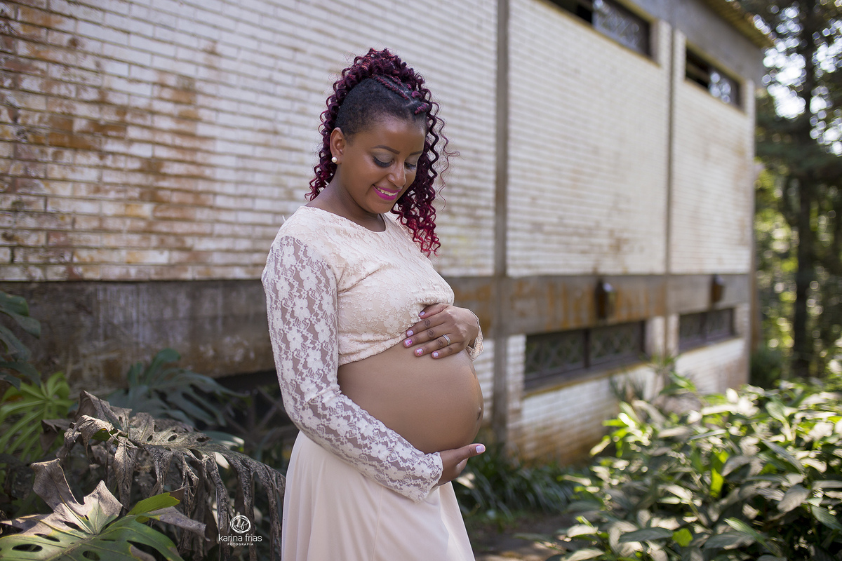 a gestante olha para a barriga