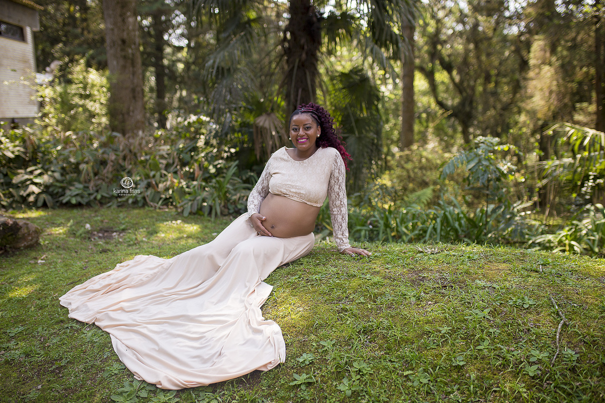 no ensaio de gestante colocamos a mae apoiada em grama