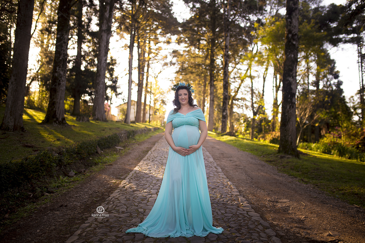 no ensaio externo de gestante a modelo segura a barriga